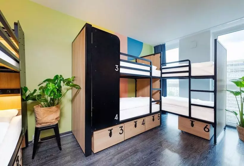 Bett in Mehrbettzimmer mit geteiltem Bad, Generator Berlin Alexanderplatz