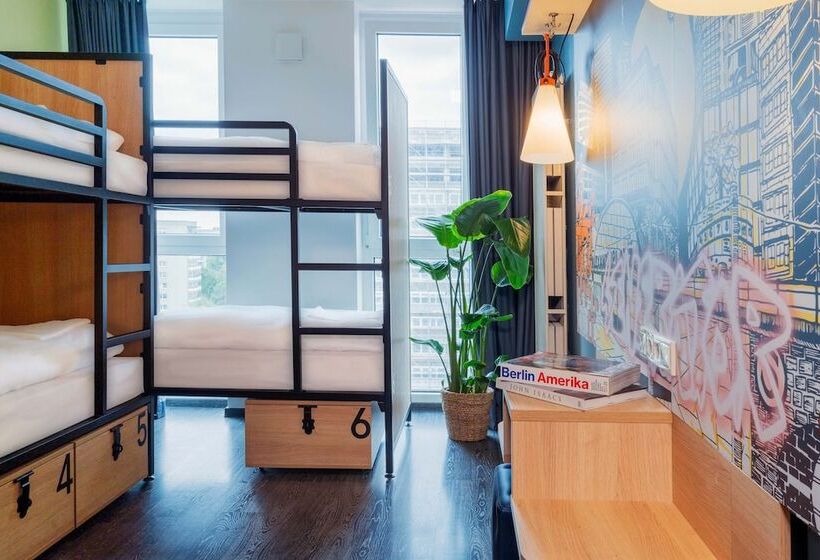 Bett in Mehrbettzimmer mit geteiltem Bad, Generator Berlin Alexanderplatz