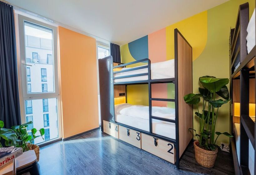 Geteiltes Mehrbettzimmer, Generator Berlin Alexanderplatz