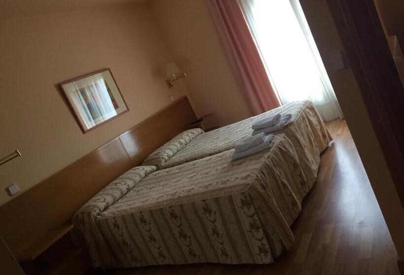 标准三人间, Benlloch