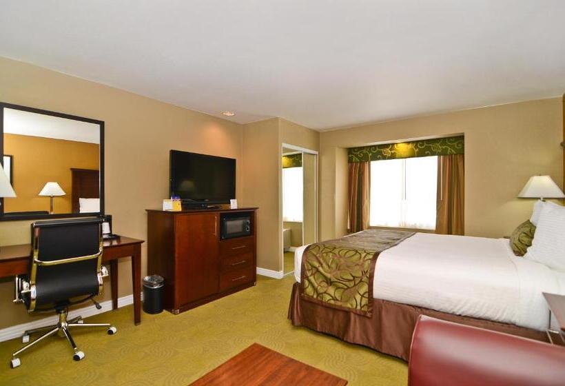מיטת קינג בסוויטה, Best Western California City Inn & Suites