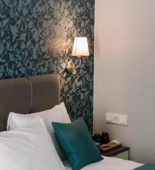 اتاق استاندارد سه نفره, Melrose House