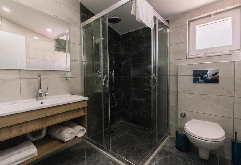 اتاق استاندارد چهارنفره با بالکن, Melrose House