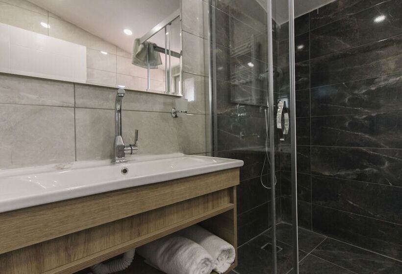 اتاق استاندارد سه نفره, Melrose House