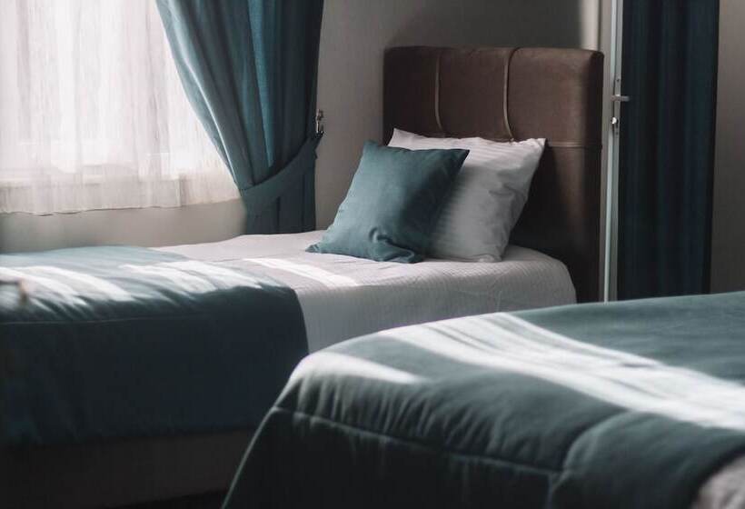 اتاق استاندارد سه نفره, Melrose House