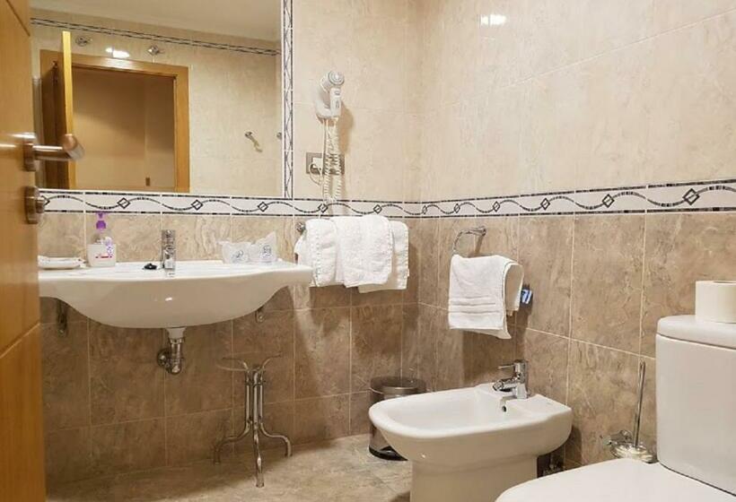 スタンダードトリプルルーム, Reina Isabel