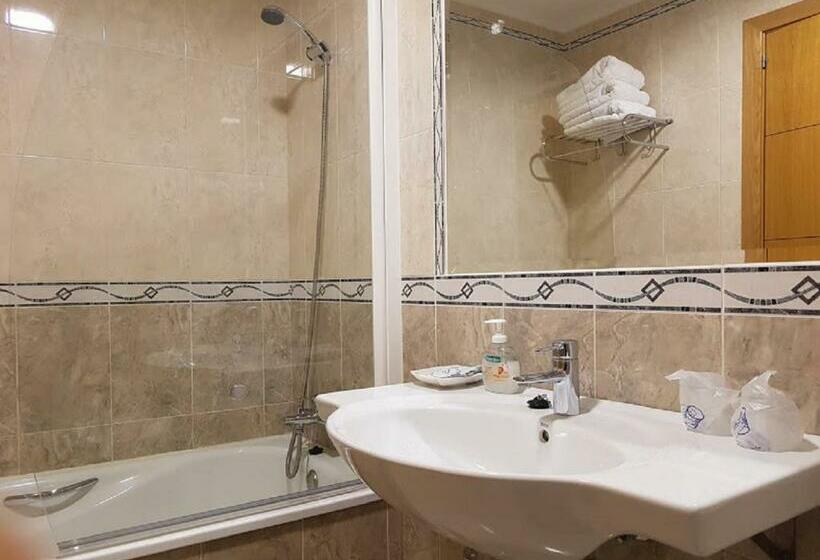 スタンダードトリプルルーム, Reina Isabel