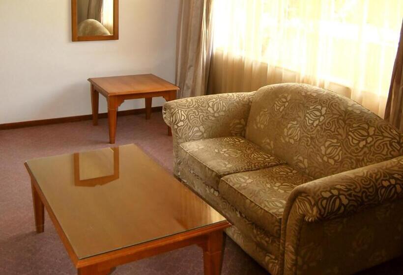 جناح جونيور, Safari Hotel & Convention Centre