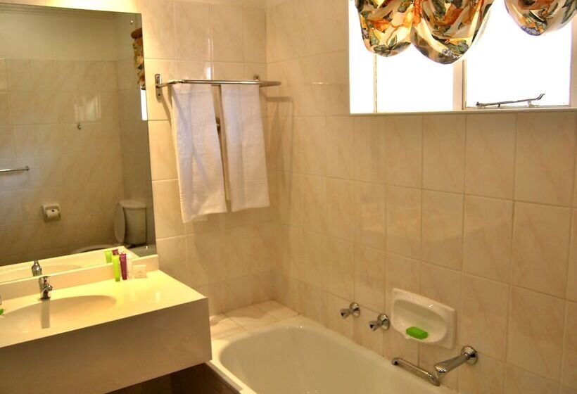 جناح جونيور, Safari Hotel & Convention Centre