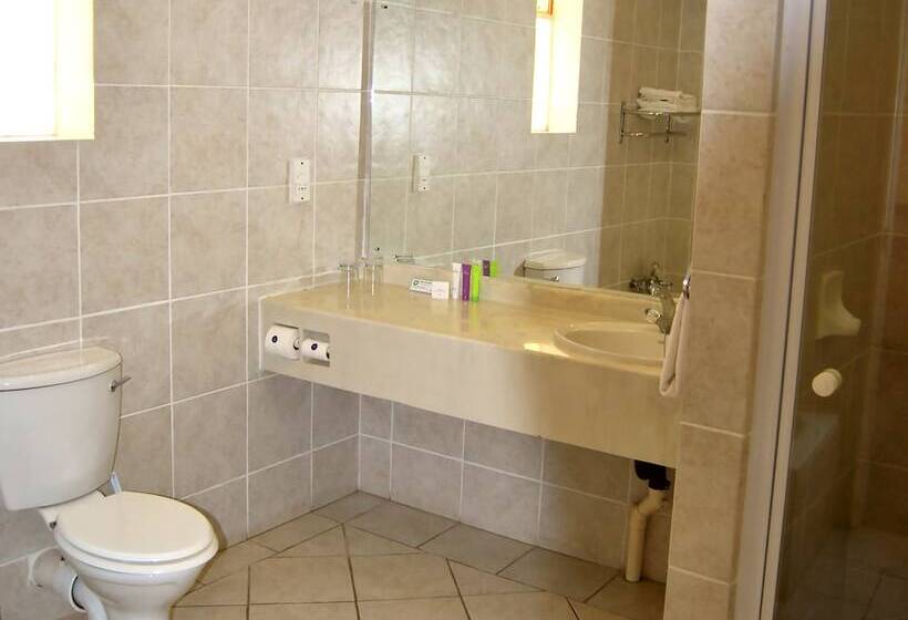 جناح جونيور, Safari Hotel & Convention Centre