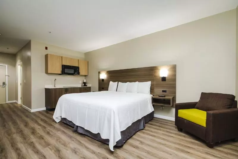 身障者適用キングサイズベッドルーム, Surestay Studio By Best Western Conroe Downtown
