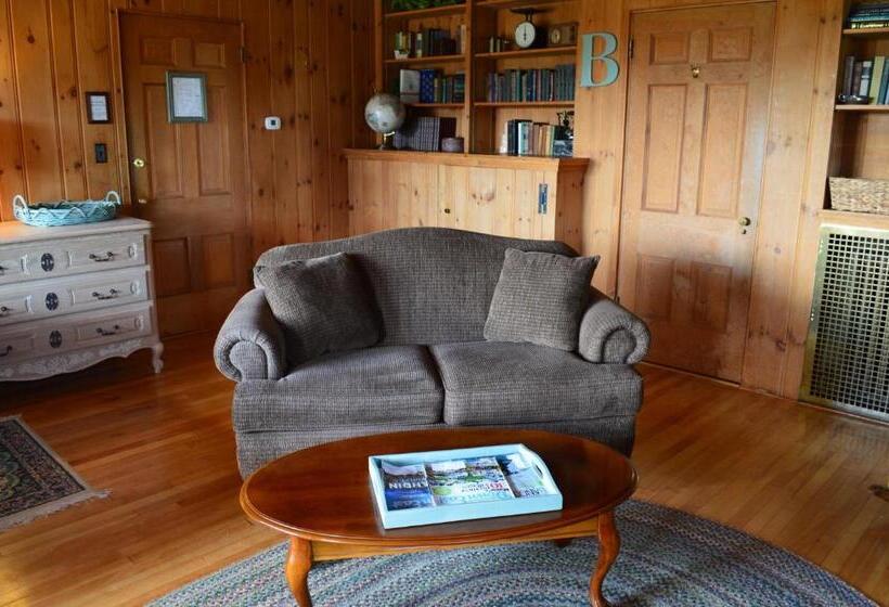 جناح, The Brewster Inn