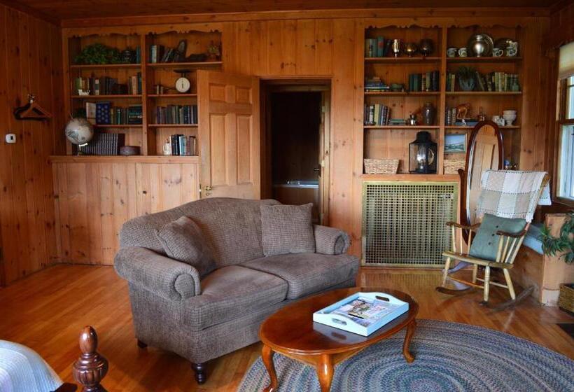 جناح, The Brewster Inn