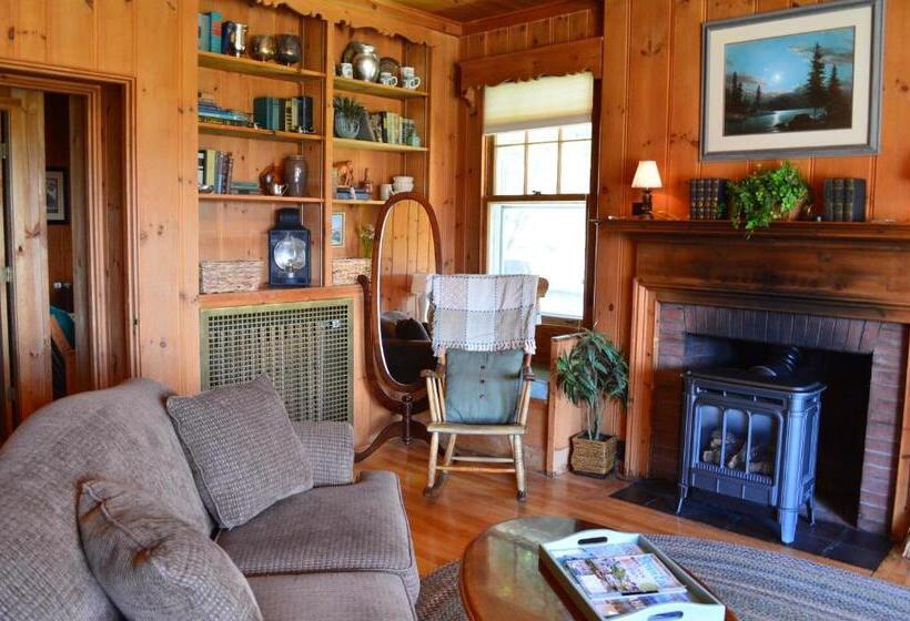 جناح, The Brewster Inn