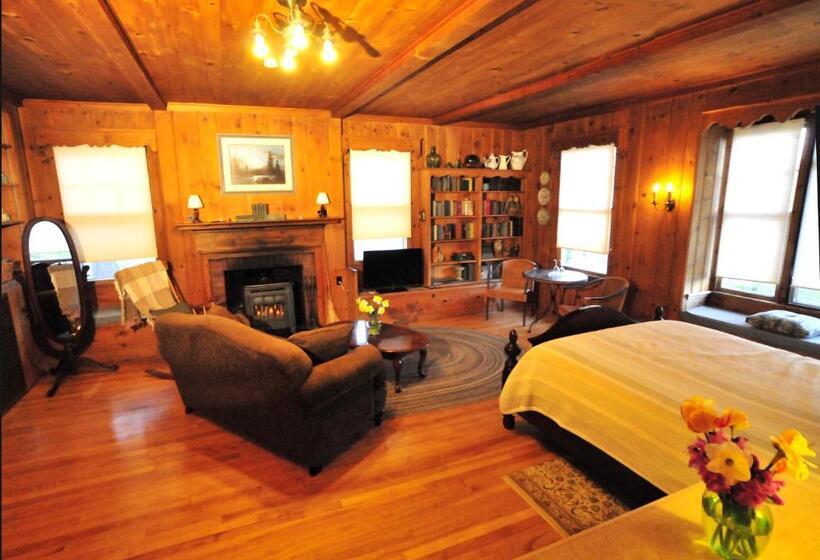 جناح, The Brewster Inn