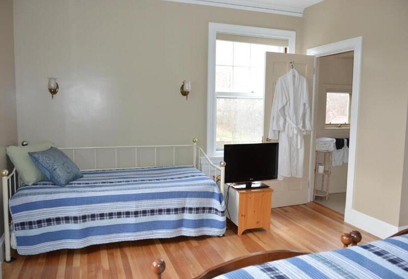 غرفة قياسية سرير كينج, The Brewster Inn