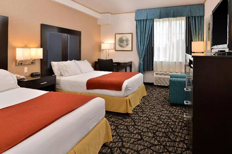身障者適用キングサイズベッドルーム, Hampton Inn Goshen