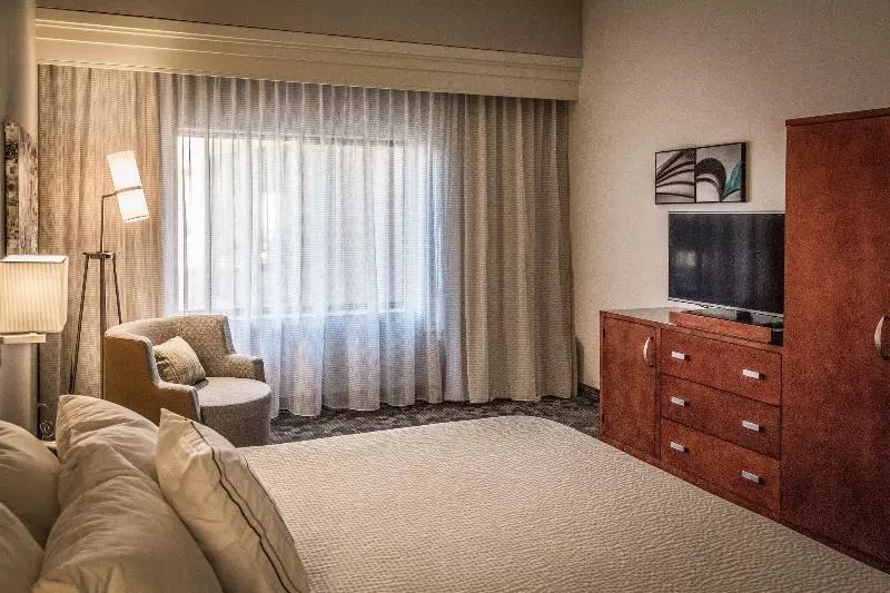 キングサイズベッドのスタンダードルーム, Courtyard By Marriott Norman