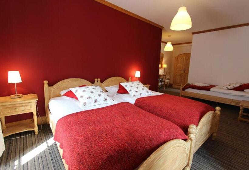 חדר סטנדרט לשלושה, Hôtel De Ville