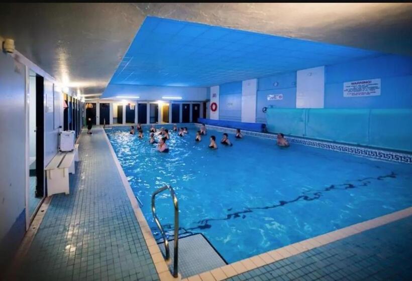 ファミリールーム, The Warwick Southport