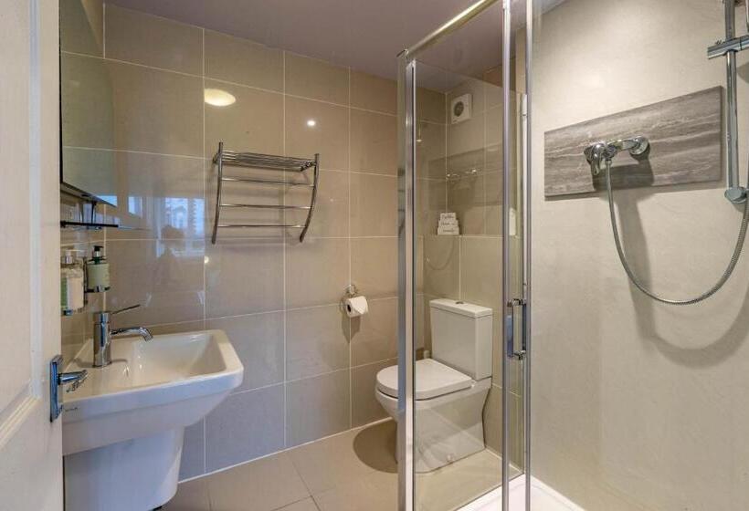 디럭스 트리플 룸, Holly Lodge Guest House With Free Off Site Health Club