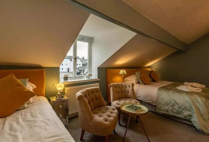 Deluxe Kolmen Hengen Huone, Holly Lodge Guest House With Free Off Site Health Club