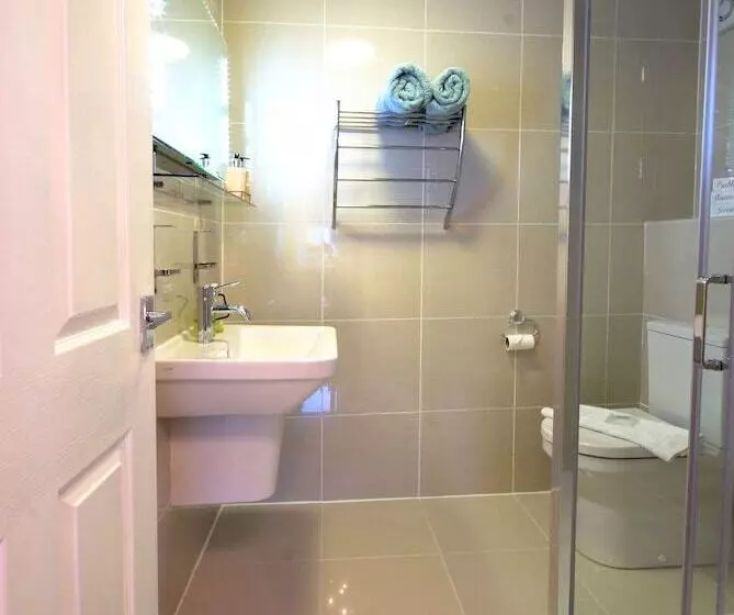 Deluxe Kolmen Hengen Huone, Holly Lodge Guest House With Free Off Site Health Club