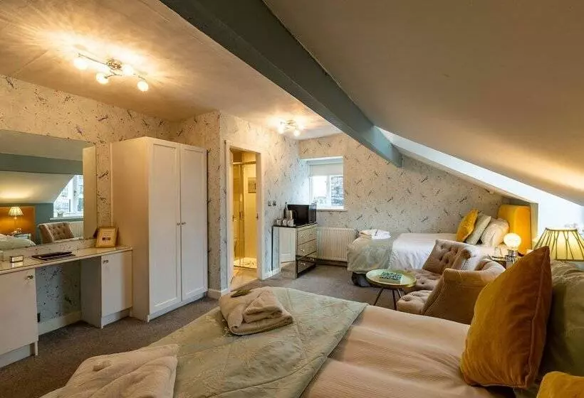 Deluxe Kolmen Hengen Huone, Holly Lodge Guest House With Free Off Site Health Club