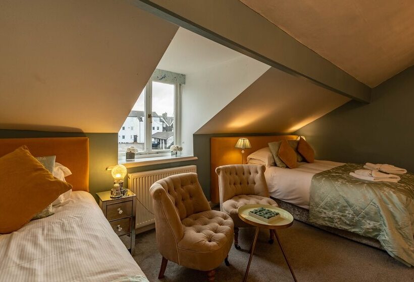 디럭스 트리플 룸, Holly Lodge Guest House With Free Off Site Health Club