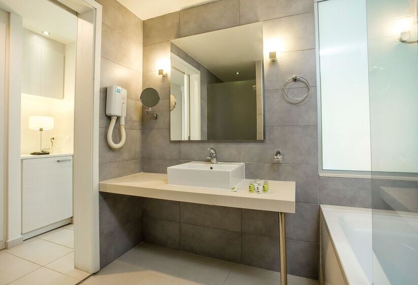 جناح جونيور مطلّ علي حمام السباحة, Lindos White Hotel & Suites