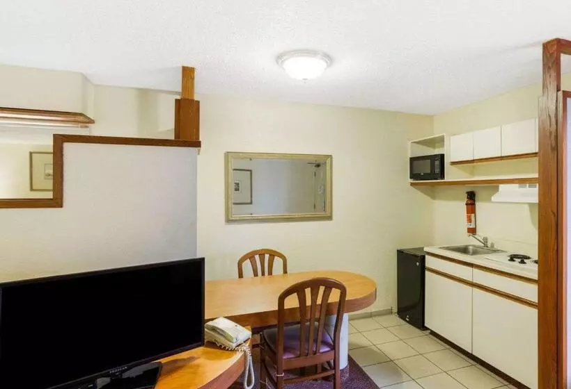 キングサイズベッドのスタンダードルーム, Rodeway Inn & Suites South Of Fiesta Park