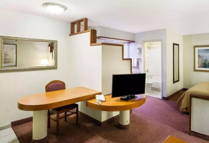 キングサイズベッドのスイートルーム, Rodeway Inn & Suites South Of Fiesta Park