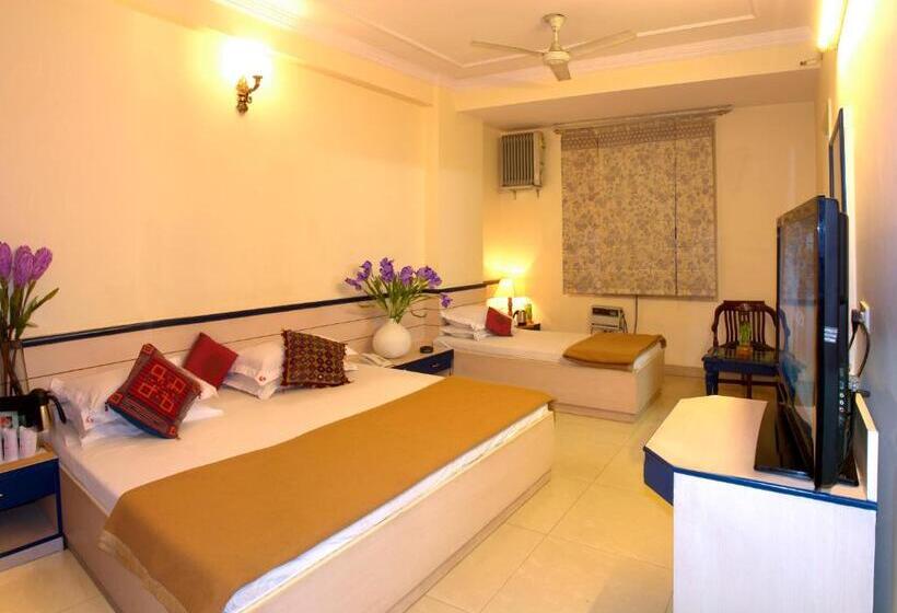 Habitació Triple Deluxe, Sita International