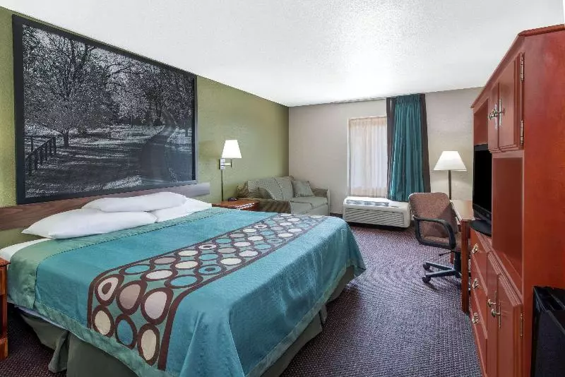 キングサイズベッドのスタンダードルーム, Super 8 By Wyndham Shepherdsville   Louisville South I65