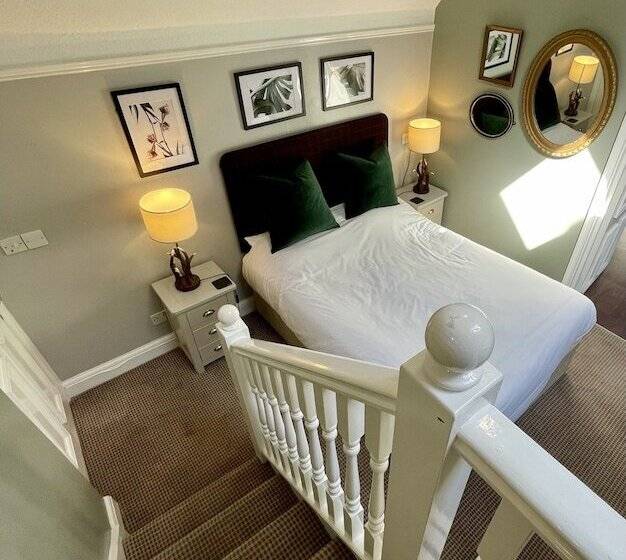 غرفة سوبيريور, The Abbey