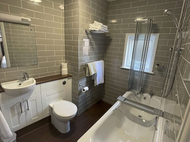 غرفة قياسية, The Abbey