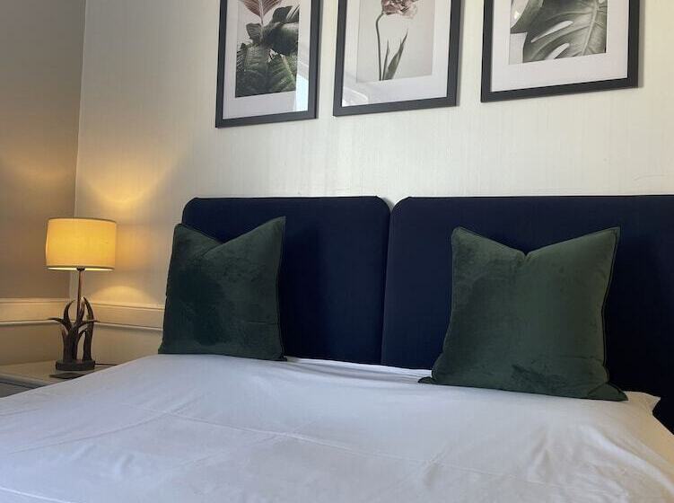 غرفة قياسية, The Abbey