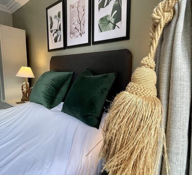 Номер Стандарт, The Abbey