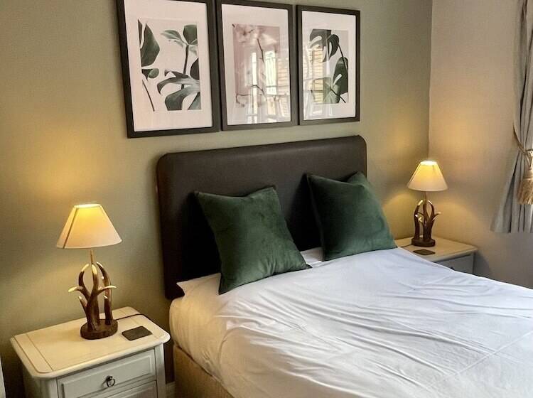 غرفة قياسية, The Abbey