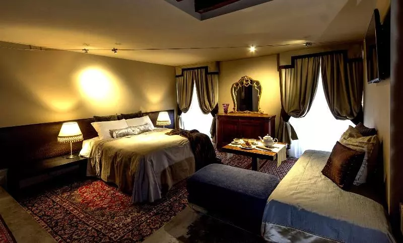 スタンダードスタジオ, 130 Queen S Gate Apartments