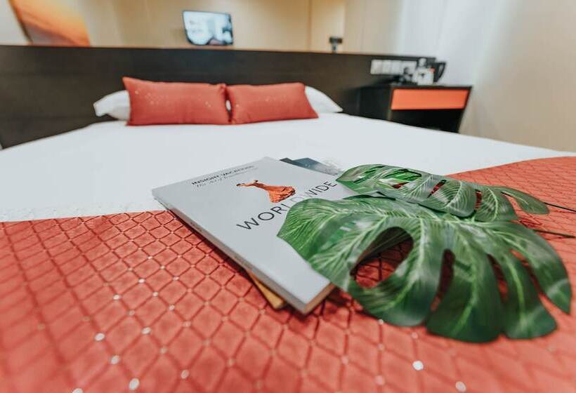 اتاق لوکس, 81 Heritage