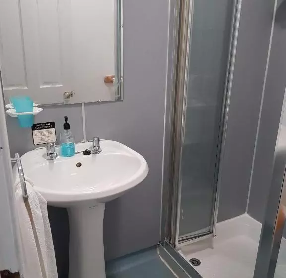 اتاق استاندارد سه نفره, Cedar Villa Guest House