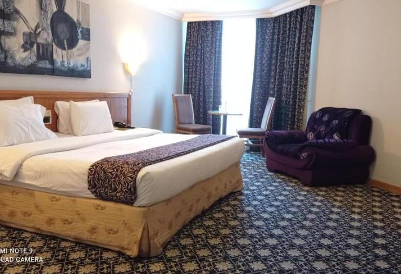 اتاق لوکس با تخت بزرگ, Phoenicia Tower