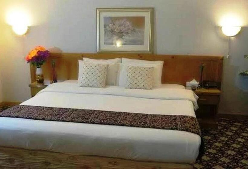 اتاق لوکس با تخت بزرگ, Phoenicia Tower