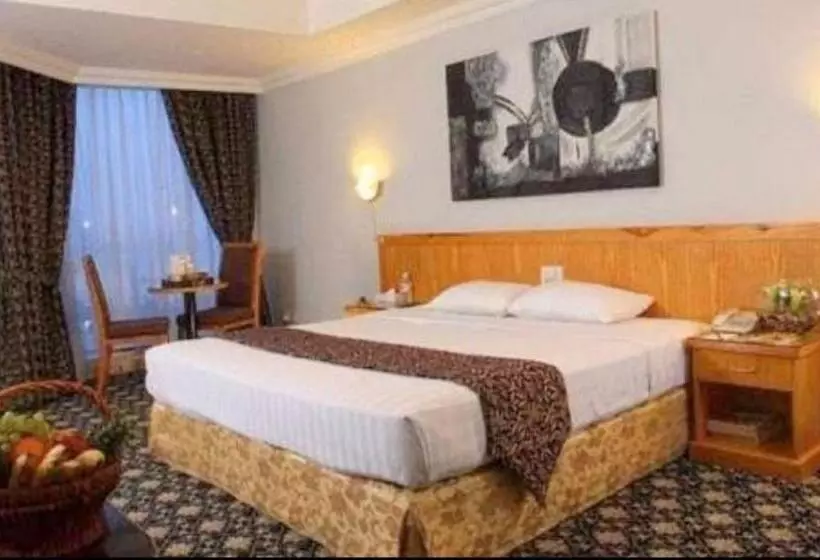 اتاق لوکس با تخت بزرگ, Phoenicia Tower
