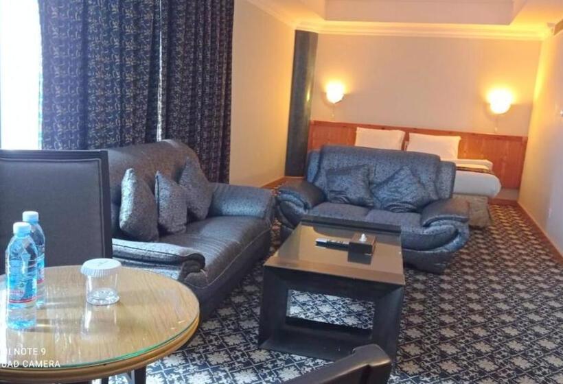 سوییت جونیور, Phoenicia Tower