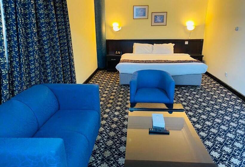 سوییت جونیور, Phoenicia Tower