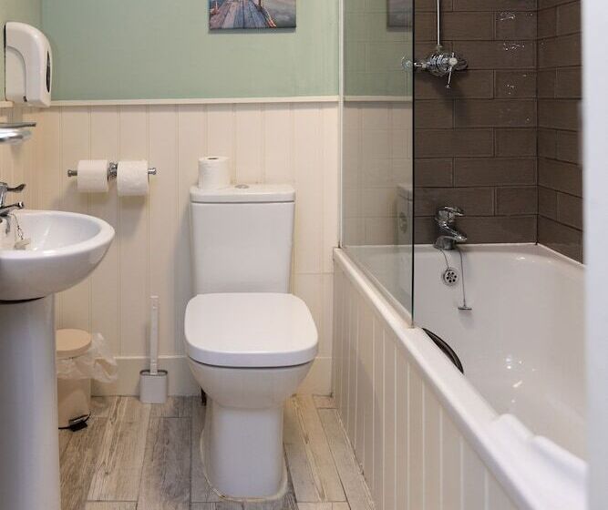 اتاق استاندارد, The Clarendon