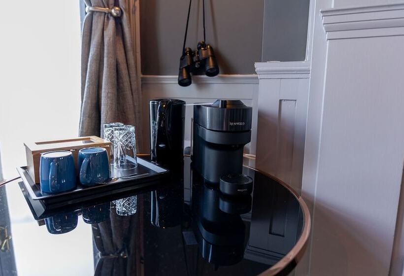 سوییت سوپریور با چشم‌انداز دریا, The Clarendon