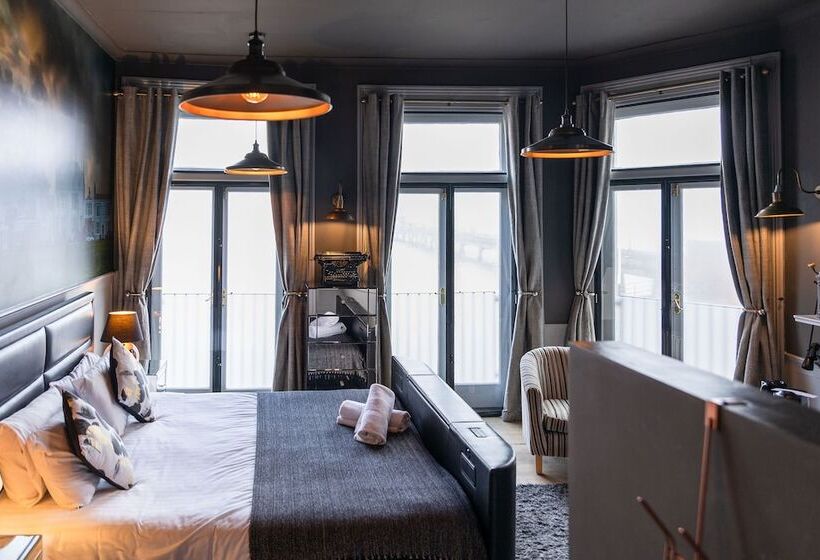 سوییت سوپریور با چشم‌انداز دریا, The Clarendon